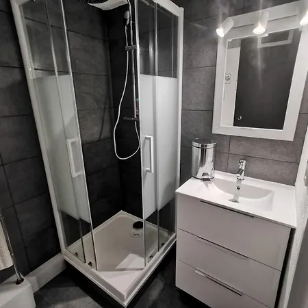 5004 Cap D'agde Securisee En Bord De De La Roquille - Commerces *