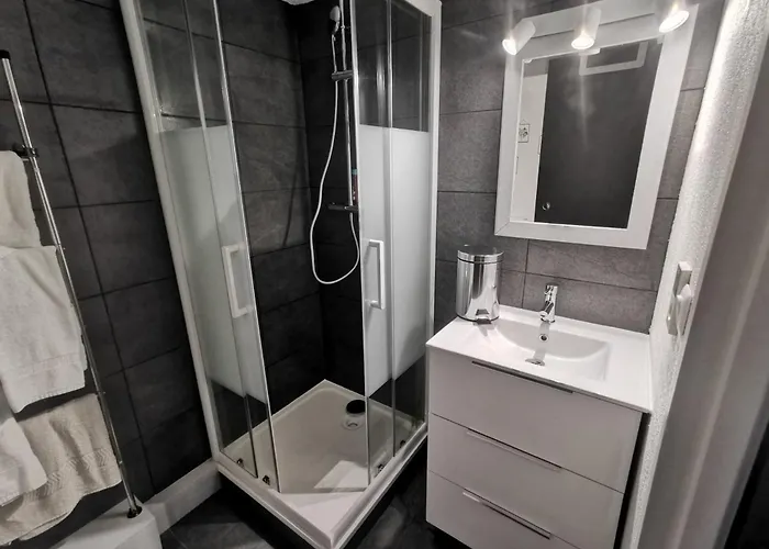 5004 Cap D'agde Securisee En Bord De De La Roquille - Commerces *